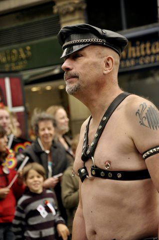 Homoseksuel mandlig slave står offentligt frem