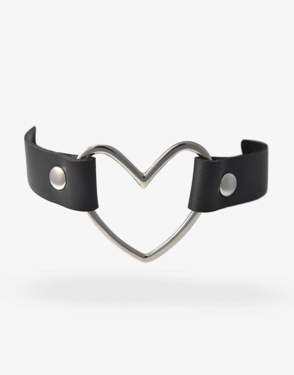 Det smukke og diskrete halsbånd med en hjerte-ring er en elegant måde at symbolere jeres fælles relation