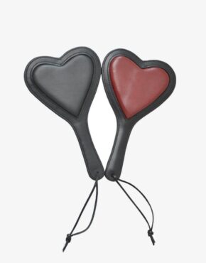 Den hjerteformede læder paddle kommer i to forskellige farver